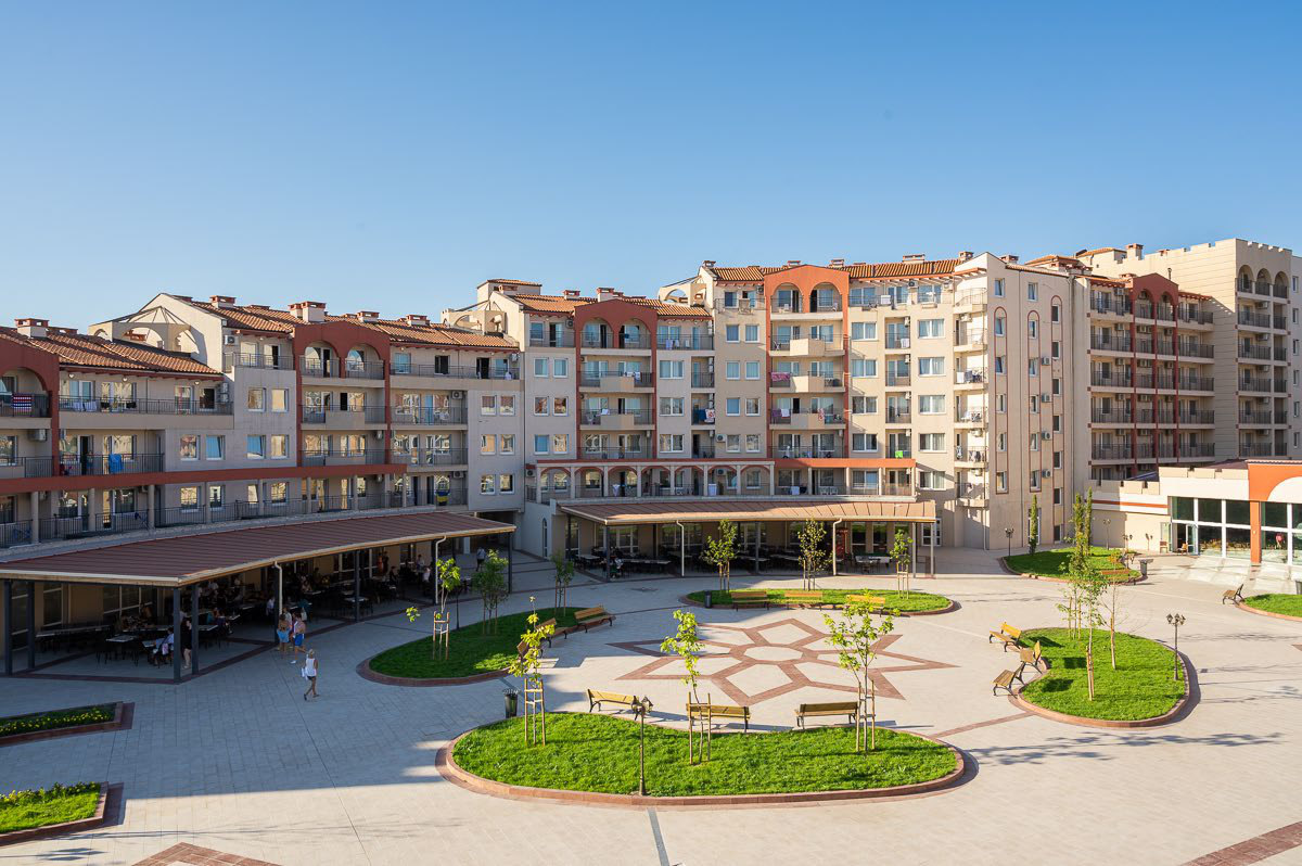 The courtyard at Sunrise River Beach