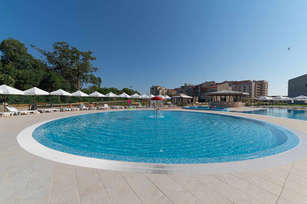The pool at Sunrise River Beach